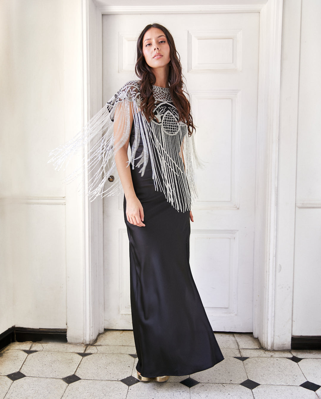 Capa Bordada Mostacillas Cerrada Ramana Plateado/Negro