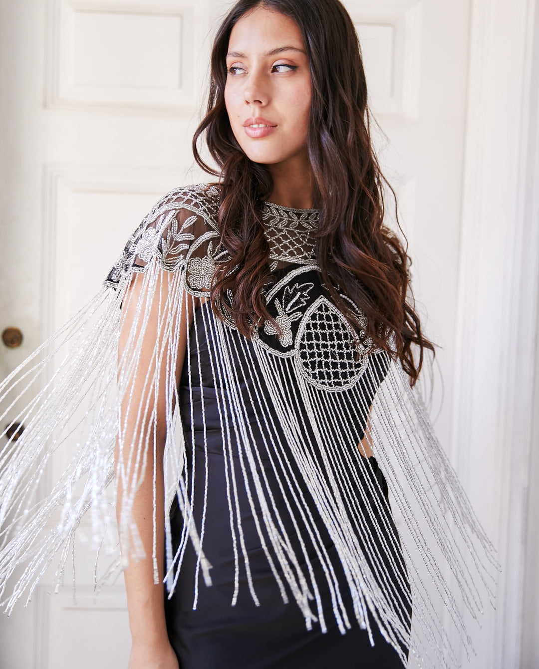 Capa Bordada Mostacillas Cerrada Ramana Plateado/Negro