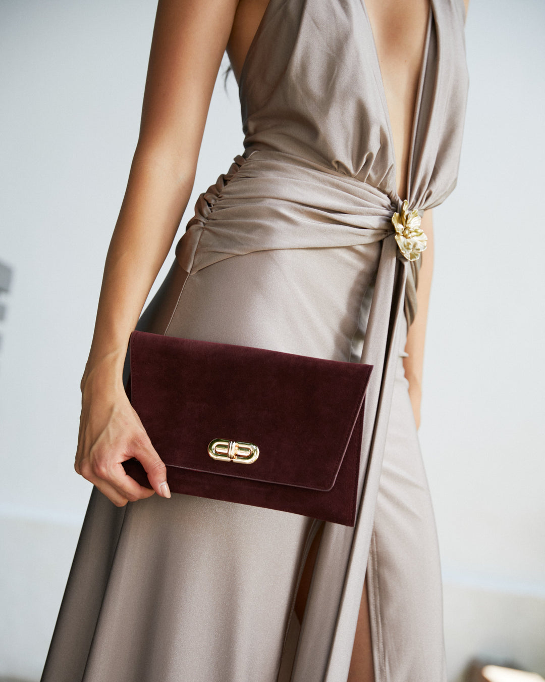 Clutch Amalia Gamuza Burdeo