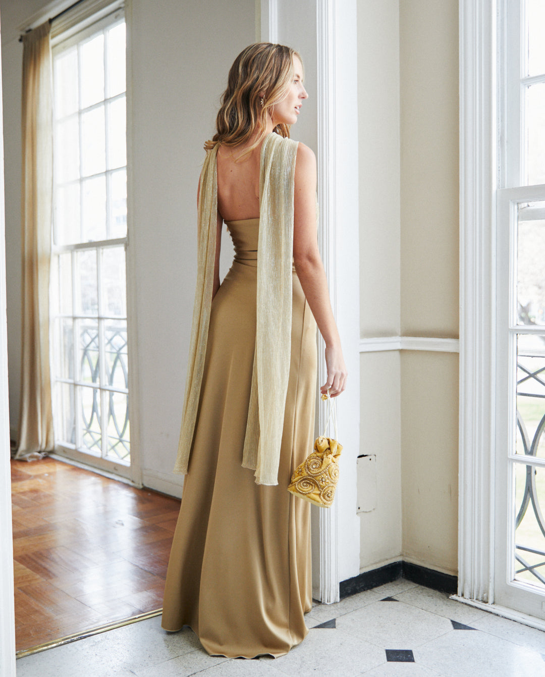 Vestido Largo de Fiesta Gabriela Lazos Transparentes Brillantes Dorado