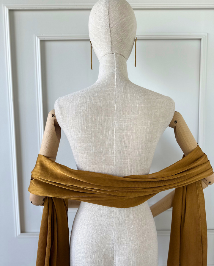 Maxi Pañuelo Antonia de Satín Plisado Mostaza