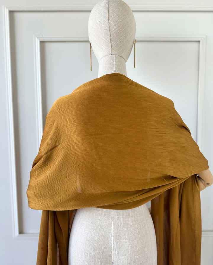 Maxi Pañuelo Antonia de Satín Plisado Mostaza