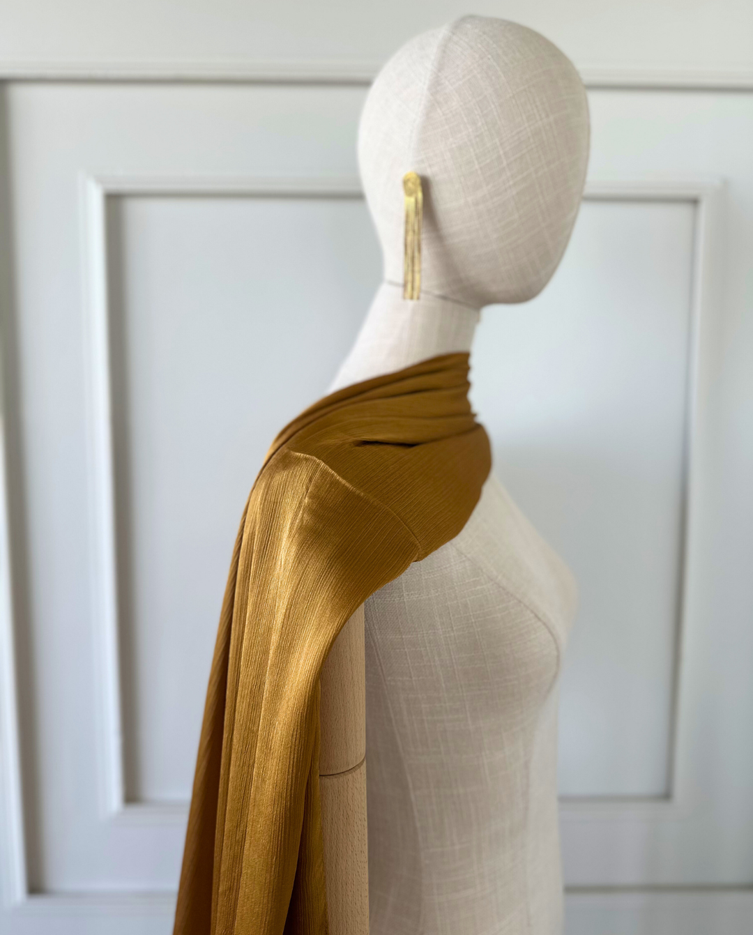 Maxi Pañuelo Antonia de Satín Plisado Mostaza