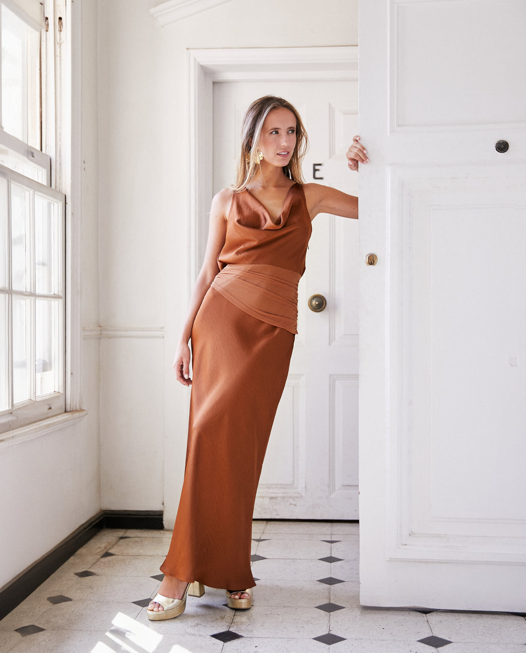 Vestido Largo de Fiesta Clarisa Drapeado Camel