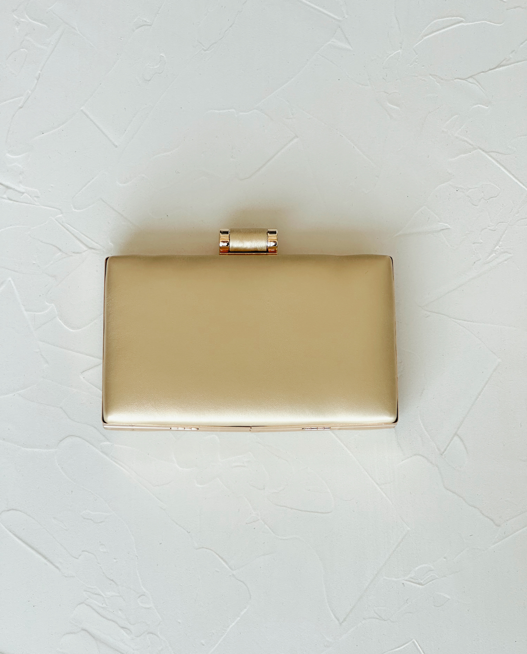 RECTANGULAR VICTORIA CLUTCH WITH GOLDEN CYLINDRICAL BROOCH