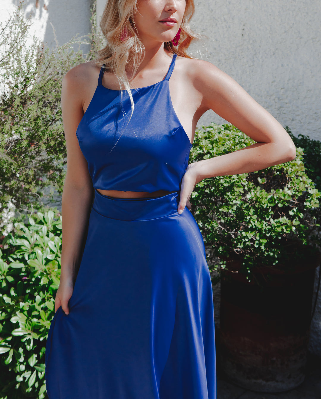 CROP TOP HALTER SATIN AZUL